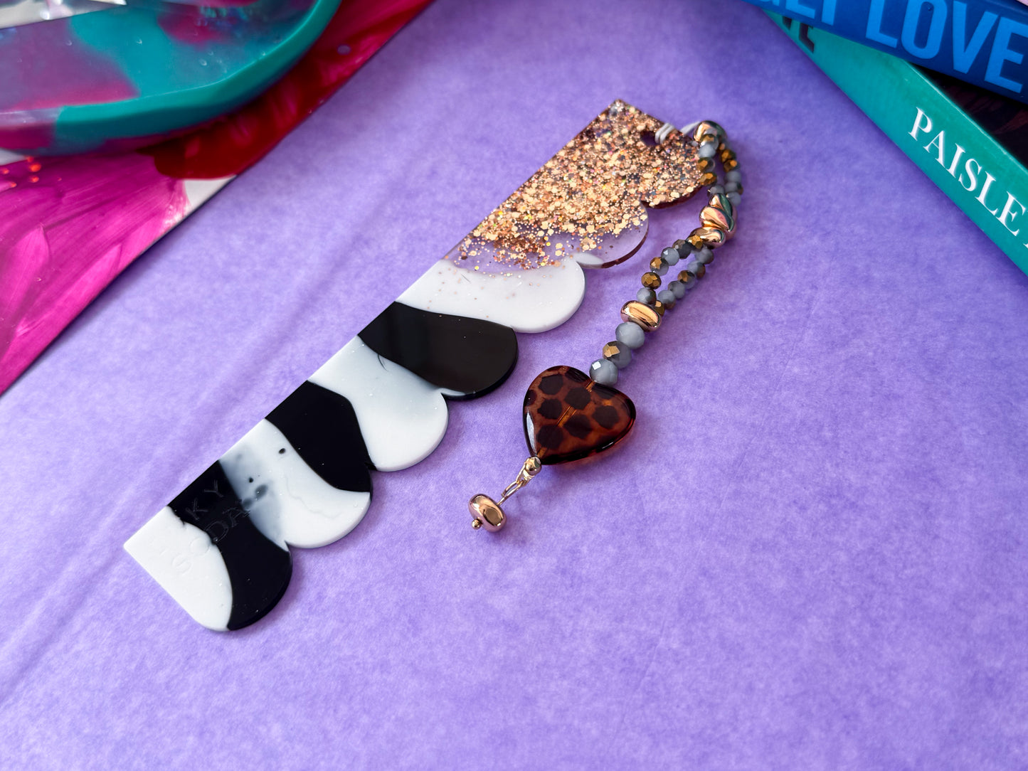 Petal Edge Bookmark - monochrome Muse