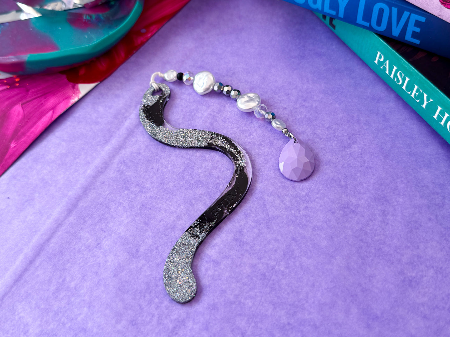 Wispy Bookmark - Liquid Tuxedo