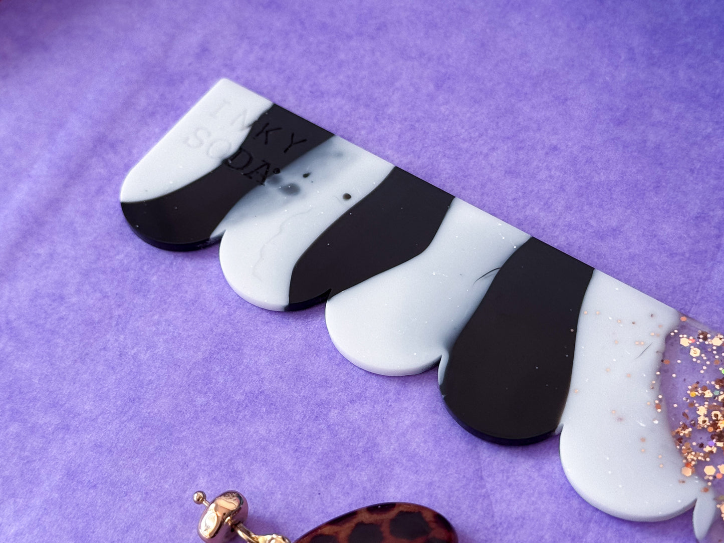 Petal Edge Bookmark - monochrome Muse